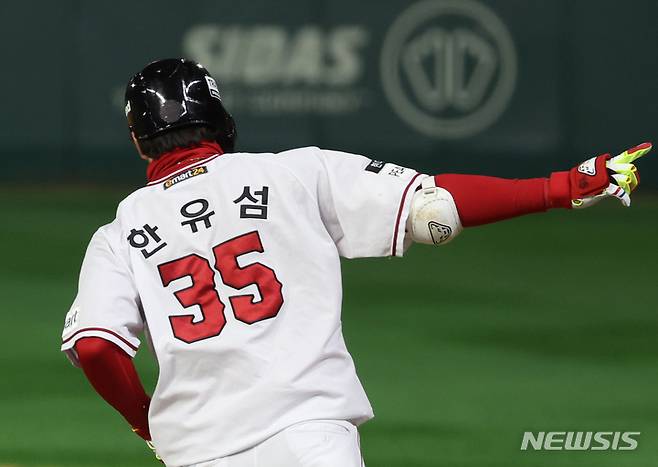 [인천=뉴시스] 조성우 기자 = 2일 오후 인천 SSG랜더스필드에서 열린 2022 KBO 한국시리즈 2차전 키움 히어로즈와 SSG 랜더스의 경기, SSG 7회말 공격 1사 후 한유섬이 1점 홈런을 때린 뒤 기뻐하고 있다. 2022.11.02. xconfind@newsis.com