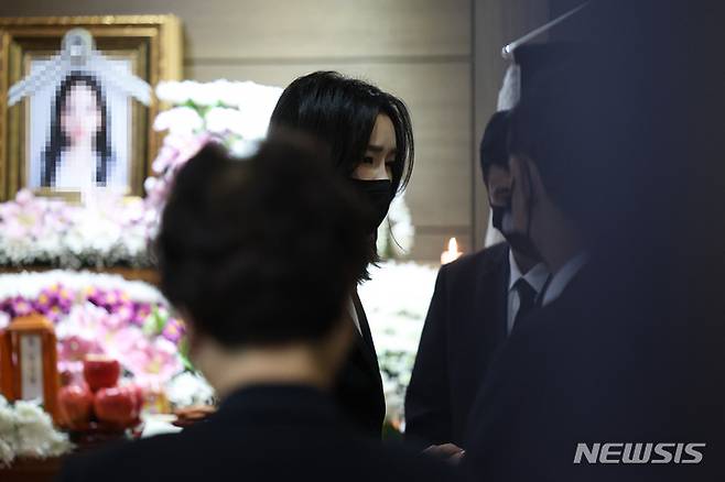 [서울=뉴시스] 윤석열 대통령 부인 김건희 여사가 2일 서울 노원구 한 장례식장에 마련된 이태원 참사 고등학생 희생자 빈소를 찾아 유가족을 위로하고 있다. (사진=대통령실 제공) 2022.11.02. photo@newsis.com