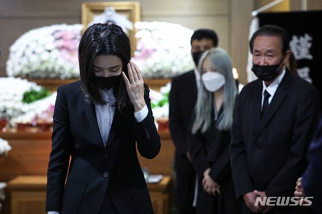 [서울=뉴시스] 윤석열 대통령 부인 김건희 여사가 2일 서울 노원구 한 장례식장에 마련된 이태원 참사 고등학생 희생자 빈소를 찾아 유가족을 위로한 후 빈소를 나서고 있다. (사진=대통령실 제공) 2022.11.02. photo@newsis.com