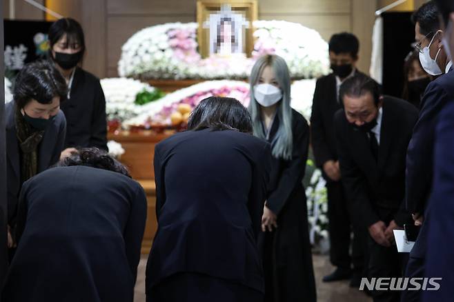 [서울=뉴시스] 윤석열 대통령 부인 김건희 여사가 2일 서울 노원구 한 장례식장에 마련된 이태원 참사 고등학생 희생자 빈소를 찾아 유가족을 위로하고 있다. (사진=대통령실 제공) 2022.11.02. photo@newsis.com