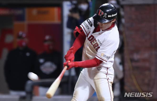 [인천=뉴시스] 김금보 기자 =  2일 오후 인천 SSG랜더스필드에서 열린 2022 KBO 한국시리즈 2차전 키움 히어로즈와 SSG 랜더스의 경기, 5회말 1사 1루 SSG 최지훈이 2점 홈런을 치고 있다. 2022.11.02. kgb@newsis.com