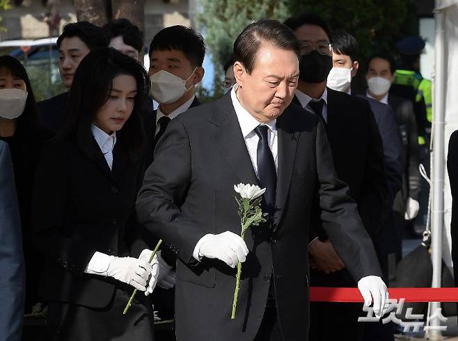 윤석열 대통령과 김건희 여사가 31일 서울광장에 마련된 '이태원 핼러윈 참사'로 숨진 합동분향소정부를 찾아 조문하고 있다. 박종민 기자