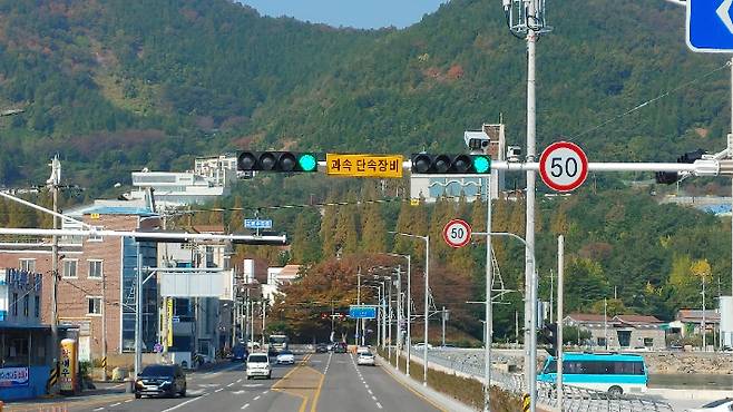 전남 여수경찰이 과속 단속 카메라수를 크게 늘린 결과 교통사고 사망자가 해매다 줄어들고 있다. 여수경찰서 제공