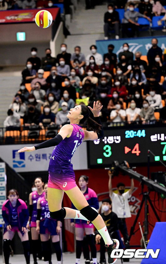 [OSEN=수원, 최규한 기자]4세트, 흥국생명 김연경이 강서브를 넣고 있다. 2022.11.01 / dreamer@osen.co.kr