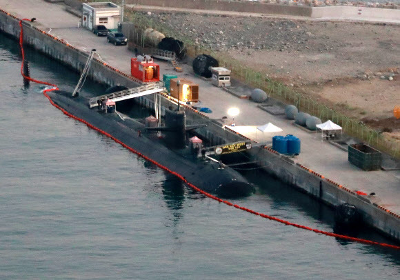 미 핵추진 잠수함 USS 키웨스트(SSN722)가 1일 부산작전기지에 입항해 있다. 미국은 통상 잠수함 전력을 노출하지 않지만 미 국방부는 지난달 31일 USS 키웨스트가 부산항에 입항했다고 공개했다.부산 연합뉴스