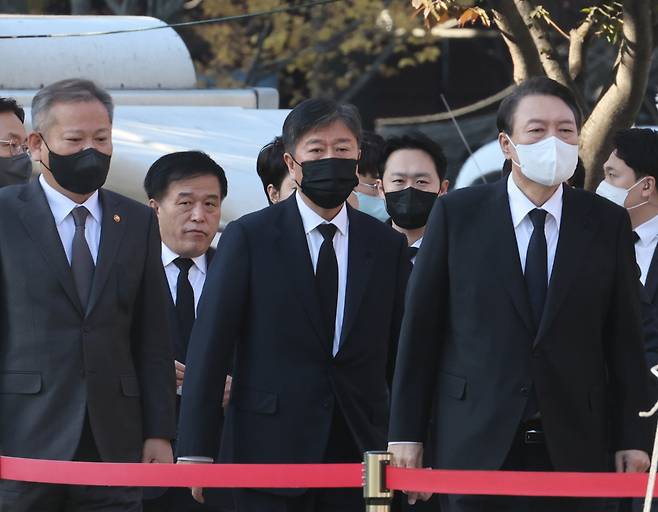 윤석열 대통령이 11월2일 오전 서울광장에 마련된 이태원 사고 사망자 합동분향소를 방문, 조문하기 위해 이동하고 있다. 왼쪽은 이상민 행정안전부 장관 ⓒ 연합뉴스