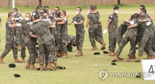 훈련병 수료식 종료 후 동기와 인사하는 수료 장병 [연합뉴스 자료사진]