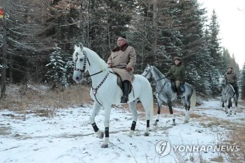 백마 타고 백두산 오른 김정은 [연합뉴스 자료사진. 국내에서만 사용가능. 재배포 금지. For Use Only in the Republic of Korea. No Redistribution]