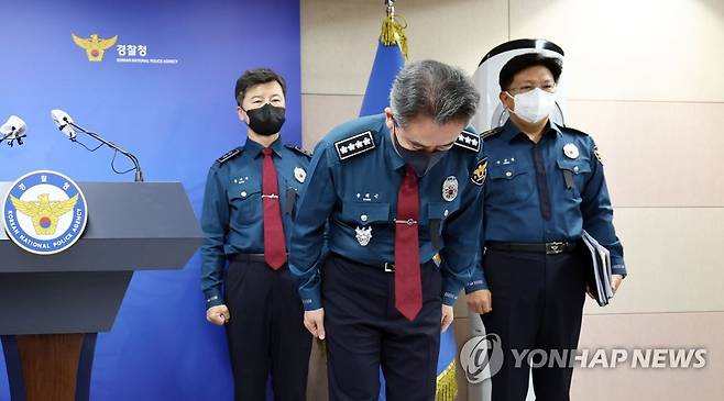 '이태원 참사' 사과하는 윤희근 경찰청장 (서울=연합뉴스) 김인철 기자 = 윤희근 경찰청장이 1일 서울 서대문구 경찰청에서 '이태원 참사' 관련 입장을 표명을 표명하며 사과하고 있다. 2022.11.1 yatoya@yna.co.kr