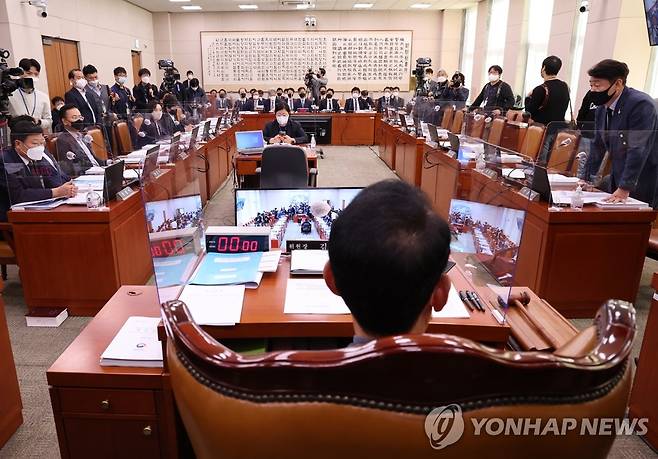 법사위 전체회의 파행 (서울=연합뉴스) 이정훈 기자 = 2일 오전 국회에서 열린 법제사법위원회 전체회의가 여야 간사간 의사 일정 합의가 되지 않아 파행되고 있다. 2022.11.2 uwg806@yna.co.kr