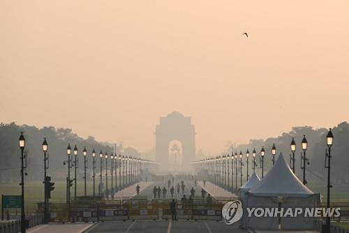 10월 25일 대기오염으로 뒤덮인 인도 뉴델리의 인디아 게이트. [AFP 연합뉴스 자료사진. 재판매 및 DB 금지]