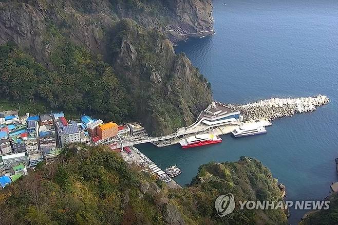 공습경보 발령된 울릉 (울릉=연합뉴스) 2일 오전 북한이 쏜 탄도미사일로 경북 울릉에 공습경보가 발령된 가운데 울릉군 울릉읍 도동항에 여객선 2척이 서 있다. 2022.11.2 [울릉군 실시간 방송 캡처. 재판매 및 DB 금지] sds123@yna.co.kr