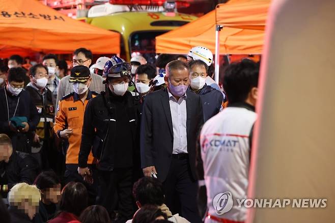 사고 현장 도착한 이상민 행정안전부 장관 (서울=연합뉴스) 서대연 기자 = 이상민 행정안전부 장관이 30일 오전 서울 용산구 이태원 인명사고 현장을 방문하고 있다. 2022.10.30 dwise@yna.co.kr