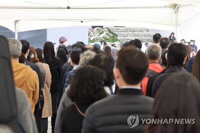 점심시간 줄 서서 조문 기다리는 시민들 (서울=연합뉴스) 박동주 기자 = 1일 서울광장에 마련된 이태원 사고 사망자 합동 분향소에서 시민들이 조문하기 위해 기다리고 있다. 2022.11.1 pdj6635@yna.co.kr