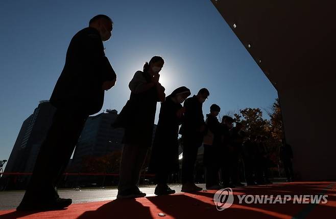 평안을 기원하며 (서울=연합뉴스) 홍해인 기자 = 2일 오후 서울 중구 시청 앞 서울광장에 마련된 이태원 참사 희생자 합동 분향소에서 시민들이 조문하고 있다. 2022.11.2 hihong@yna.co.kr