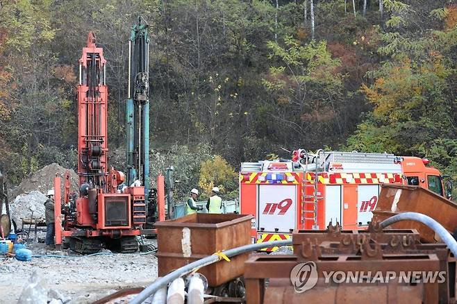 봉화 광산 매몰사고…계속되는 구조 작업 (봉화=연합뉴스) 김현태 기자 = 2일 오후 경북 봉화군 광산 매몰사고 현장에서 작업자들이 구조 작업을 하고 있다. 지난 26일 오후 6시께 발생한 사고로 작업자 2명이 지하 190m 수직갱도에 고립됐다. 2022.11.2 mtkht@yna.co.kr