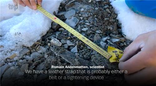스위스 발레(Valais)주의 포클(Forcle) 빙하에서 발견된 벨트  [워싱턴포스트 홈페이지 동영상 캡처. 재판매 및 DB 금지]