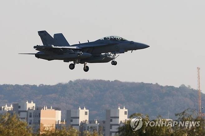 오산기지 착륙하는 그라울러 (평택=연합뉴스) 홍기원 기자 = 한미 공군의 대규모 연합공중훈련 '비질런트 스톰' 훈련이 진행 중인 2일 오후 경기도 오산시 주한미공군 오산기지에 전자전기 EA-18 그라울러가 착륙하고 있다.
북한은 2일 분단 이후 처음으로 동해상 북방한계선(NLL) 이남 우리 영해 근처로 탄도미사일 도발을 감행했으며, 이날에만 10여 발의 각종 미사일을 발사했다. 2022.11.2 xanadu@yna.co.kr