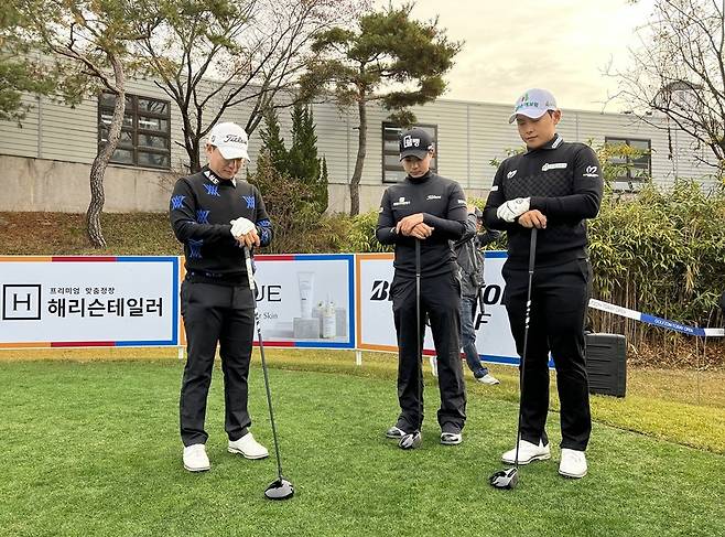 3일 골프존-도레이 오픈 1라운드를 시작하기 전 묵념하고 있는 조민규, 이형준, 서요섭(사진=KPGA)