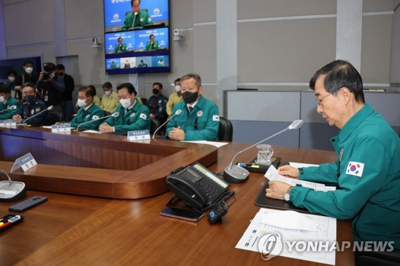 한덕수 국무총리가 3일 정부서울청사 중앙재난안전대책본부 상황실에서 열린 이태원 사고 중대본 회의를 주재하고 있다.