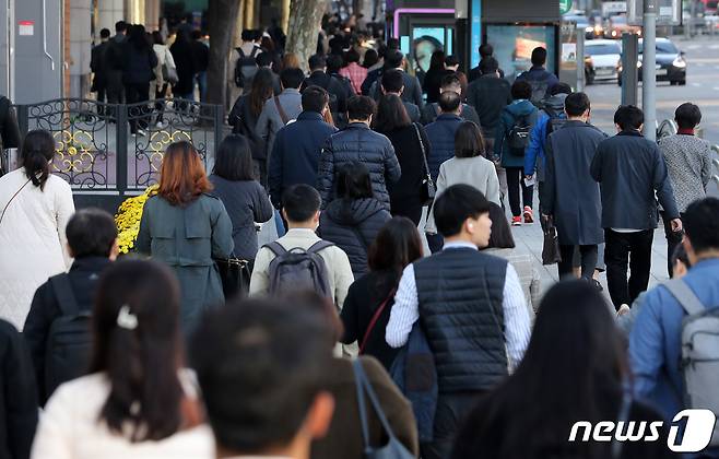 시민들이 추워진 날씨에 발걸음을 옮기고 있다. ⓒ News1 구윤성 기자