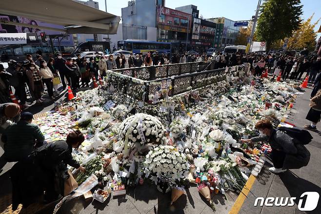 2일 오후 서울 용산구 이태원 참사현장 앞에 마련된 추모공간을 찾은 많은 시민들이 추모를 하고 있다. 2022.11.2/뉴스1 ⓒ News1 박세연 기자