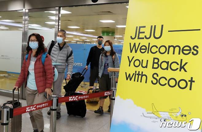 15일 오전 제주국제공항 국제선 도착장으로 스쿠트항공기 TR812편 탑승객들이 나오고 있다. 싱가포르 창이국제공항에 출발한 스쿠트항공은 주 3회(수, 금, 일) 정기적으로 제주 노선을 운항한다. 무사증 재개 이후 국제선 정기 취항은 이번이 처음이다. 2022.6.15/뉴스1 ⓒ News1 고동명 기자