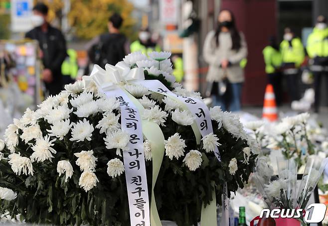 3일 오전 서울 용산구 이태원역 1번출구에 마련된 '이태원 압사 참사' 희생자 추모공간에서 시민들이 희생자들을 추모하고 있다. 2022.11.3/뉴스1 ⓒ News1 구윤성 기자