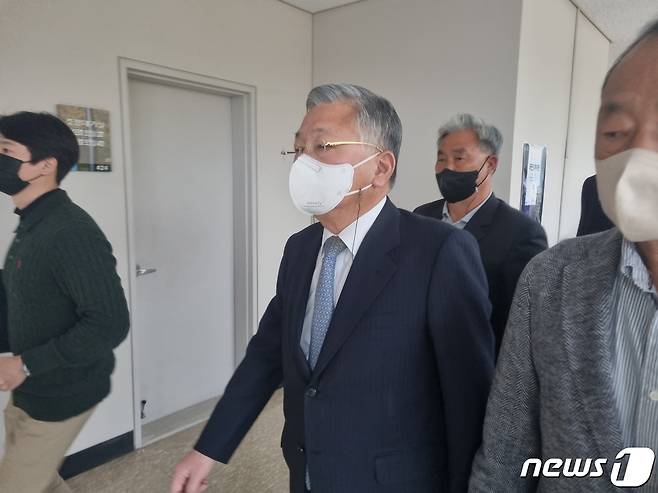 김윤배 전 청주대 총장이 3일 청주지법에서 재판을 마친 뒤 귀가하고 있다.