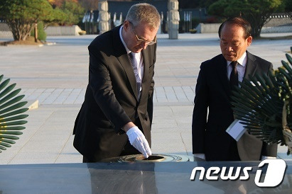 콜린 크룩스 주한 영국 대사가 3일 광주 북구 운정동 국립 5·18민주묘지에 참배하고 있다. (국립 5·18민주묘지 관리소 제공) 2022.11.3/뉴스1