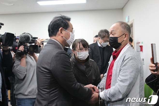 3일 오후 5시 인천시 연수구 연수동 함박종합사회복지관에 '이태원 핼러윈 참사 희생자' 러시아 국적 고려인 박율리아나씨(25)의 추도식이 열렸다. 이 자리에는 유정복 인천시장이 자리해 아버지 박 아르트루씨(오른쪽)에게 안타까운 마음을 전하고 있다. 유 시장은 "안전한 사회를 만드는데 최선을 다하겠다＂며 눈물을 흘렸다.2022.11.3/뉴스1 ⓒ News1 박아론 기자