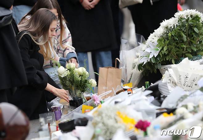 3일 오후 '이태원 압사 참사' 추모공간이 마련된 서울 용산구 이태원역 1번출구에서 시민들이 희생자들을 추모하고 있다. 2022.11.3/뉴스1 ⓒ News1 구윤성 기자