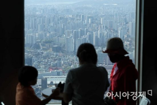 지난 4월11일 서울 중구 남산에서 시민들이 서울시 전경을 바라보고 있다. 사진은 기사 내용과 무관.