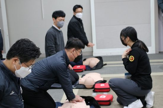 지난1일 오후 쌍용건설 직원들이한국응급처치교육원 소속 강사로부터 심폐소생술(CPR) 교육을 받고 있다. (제공=쌍용건설)