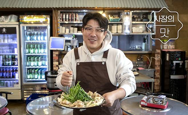 지난달 26일, 서울 영등포구 '곱' 문래점에서 전준형 사장이 식당 대표 메뉴 '모둠구이'를 들고 있다. '모둠구이'는 대창, 막창, 염통 구이로 구성된 메뉴로, 가격은 2만5000원이다./박상훈 기자