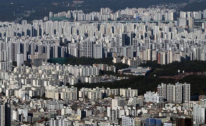 사진은 18일 서울 송파구 롯데월드타워 전망대 서울스카이에서 바라본 아파트 단지./뉴스1