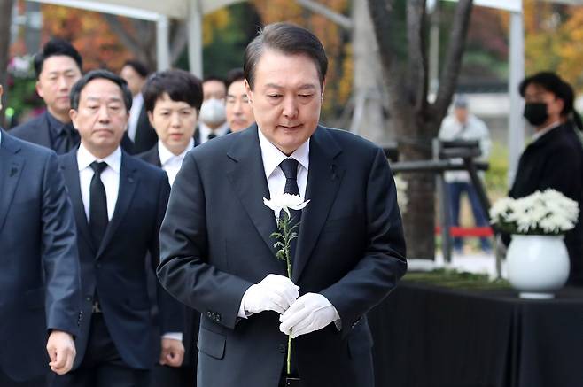 윤석열 대통령이 3일 오전 서울광장에 마련된 이태원 사고 사망자 합동분향소를 방문, 헌화를 위해 이동하고 있다. /연합뉴스