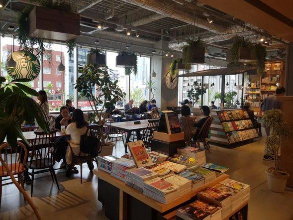 후쿠오카 츄오구의 츠타야 서점. 커피를 마시며 책을 읽는 사람들이 눈에 띈다.