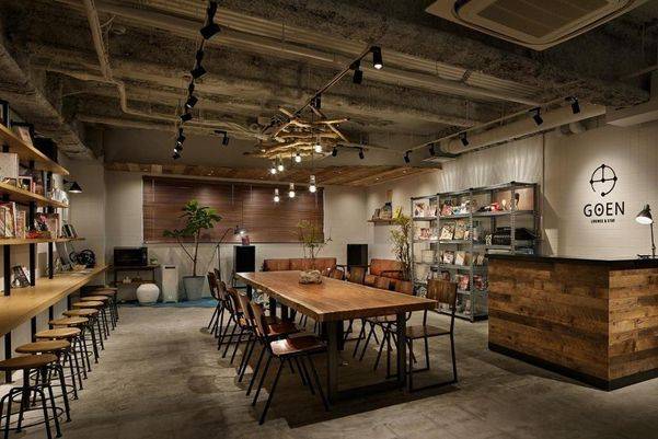 츠타야 서점이 운영하는 호스텔 ‘고엔 라운지 앤 스테이’. 대부분의 공간이 서적과 잡화에 둘러싸여 있다.