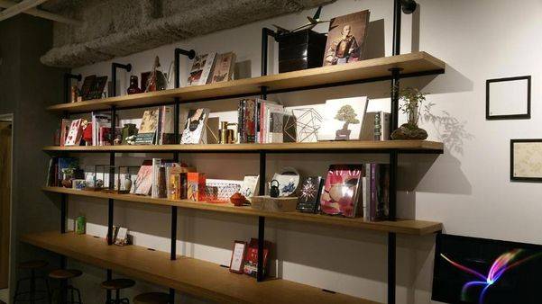 다양한 책들이 호텔 벽면을 장식하고 있다.