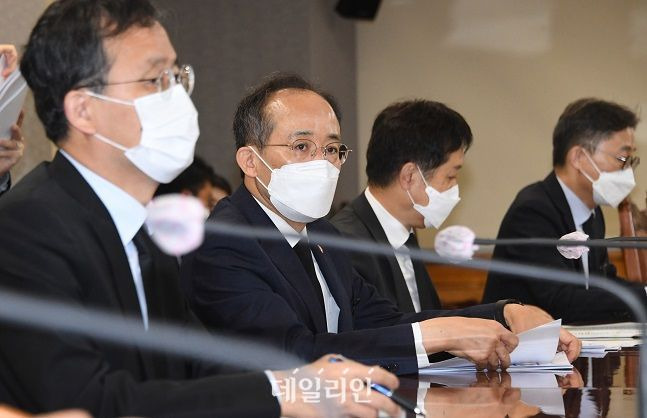 추경호 부총리 겸 기획재정부 장관이 11월 3일 서울 중구 은행연합회에서 열린 비상거시경제금융회의를 주재하고 있다. ⓒ기획재정부