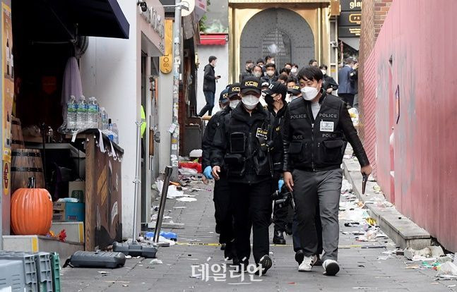 31일 오후 서울 용산구 이태원역 인근 현장에 투입된 서울경찰청 수사본부와 국립과학수사연구원 관계자들이 현장감식을 마치고 현장에서 나오고 있다. ⓒ데일리안 김민호 기자