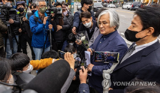 3일 오후 서울 용산구 이태원동 이태원역 출구에 마련된 추모공간 조문을 마친 '촛불행동' 대표단의 김민웅 상임대표와 대표단들이 오는 5일 서울 광화문 광장에서 열릴 '촛불집회'와 관련한 입장을 발표하고 있다. <연합뉴스>