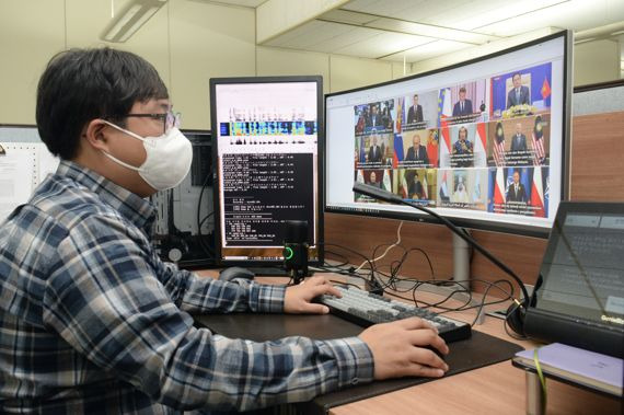 한국전자통신연구원(ETRI) 연구진이 24개 음성인식 기술을 이용해 세계 각국 정상의 연설을 실시간으로 자막화 하고 있다. ETRI 제공