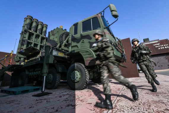 공군은 호국훈련의 일환으로 ‘전구탄도탄 대응훈련’을 실시했다고 10월 27일 밝혔다. ‘전구탄도탄 대응훈련’은 적의 탄도탄 발사 상황 발생 시 국가 주요 자산과 군사시설을 방어하고 기지 생존성 강화를 위해 실시하는 훈련이다. 훈련에 참가한 천궁 포대 작전요원들이 천궁-Ⅱ 발사대로 신속하게 이동하고 있다. 사진=공군 제공