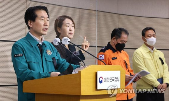 김성호 행정안전부 재난안전관리본부장(왼쪽)이 3일 오전 세종시 정부세종청사에서 '이태원 사고' 관련 중대본 회의 주요 논의사항 등을 브리핑하고 있다. /사진=연합뉴스