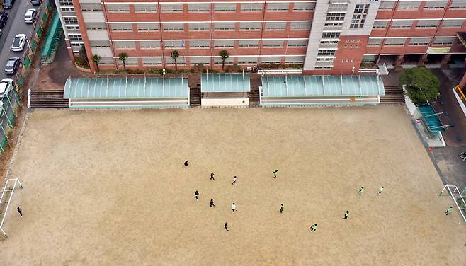 광주 광산구의 한 중학교 운동장에서 아이들이 축구를 하고 있다. 연합뉴스