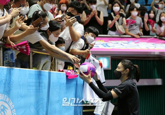 김연경이 8월 KOVO컵에서 팬들의 사인 요청에 응하고 있다. 순천=정시종 기자