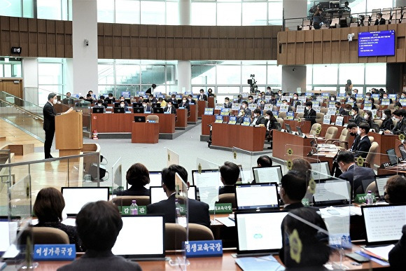 3일 경기도의회 본회의장에서 열린 제365회 정례회 제3차 본회의에서 김동연 경기도지사가 2023년 예산안 시정연설을 하고 있다. [사진=경기도청]