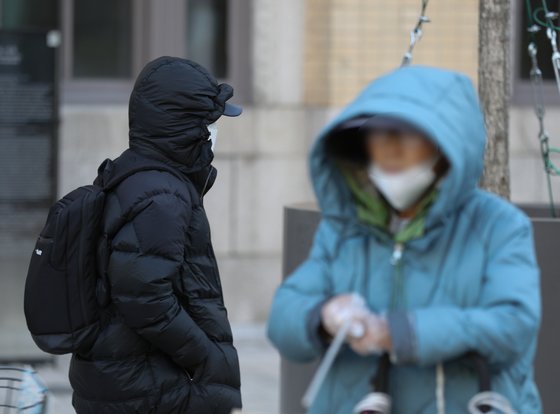 기상청은 이번 주말까지 기온이 영하권으로 떨어져 초겨울 추위가 이어진다고 예보했다. 뉴스1